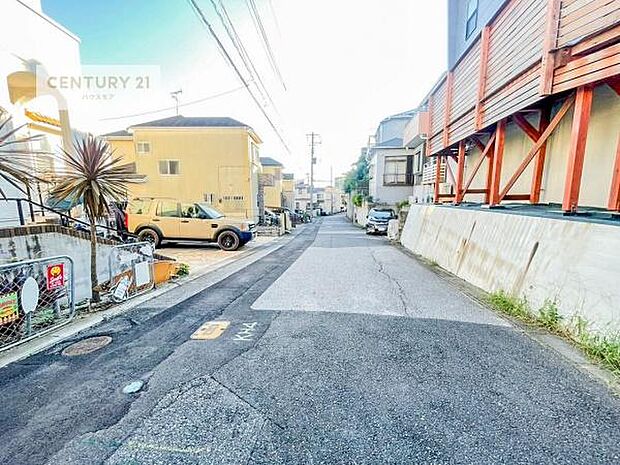 前面道路は4m!陽当り良好な立地です。車庫入れが苦手な方も安心ですね。
