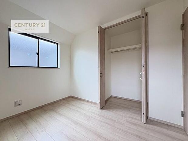 掃き出し窓がないお部屋は、お子様のお部屋としても安心です!収納スペースも充実しているので散らかったお部屋をサッと片付けられます!