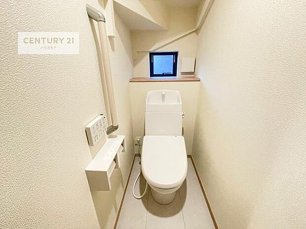 1・2階にトイレがございます!朝の忙しい時間帯も待たずにすみそうですね。白を基調とした清潔感のあるトイレでお手入れがしやすいです!