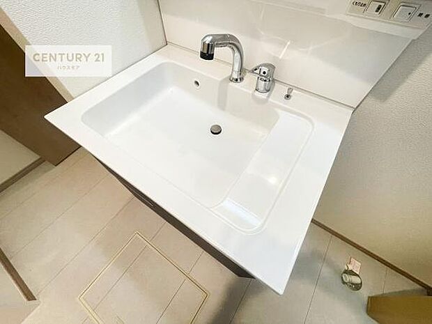 深い洗面台ボウルは、水が跳ねにくいのでお手入れが楽々!清潔感が保てます!キレイな洗面所で自分磨きのモチベーションが上がりますね!