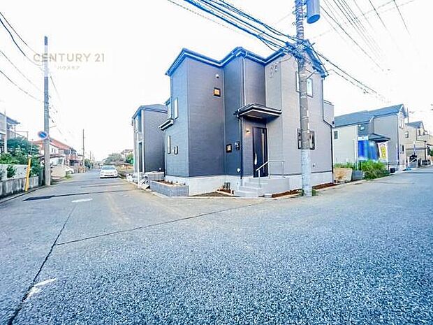 前面道路は6m×6m!陽当り良好な立地です。車庫入れが苦手な方も安心ですね。