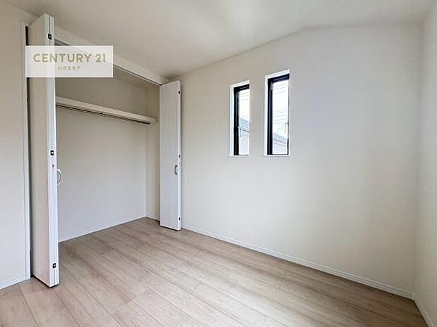掃き出し窓がないお部屋は、お子様のお部屋としても安心です！収納スペースも充実しているので散らかったお部屋をサッと片付けられます！
