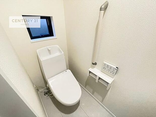 1・2階にトイレがございます！朝の忙しい時間帯も待たずにすみそうですね。白を基調とした清潔感のあるトイレでお手入れがしやすいです！