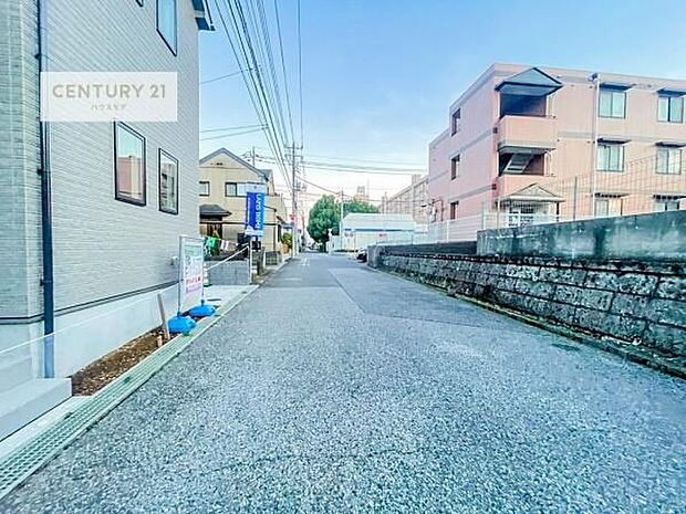 前面道路は6ｍ！陽当り良好な立地です。車庫入れが苦手な方も安心ですね。