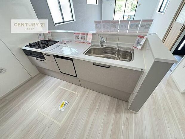 大人気の対面式システムキッチンを採用しています！ご家族のコミュニケーションが自然と増える設計です。お子様にも目が届くので嬉しいですね！広々使えて快適で作業が進みます。