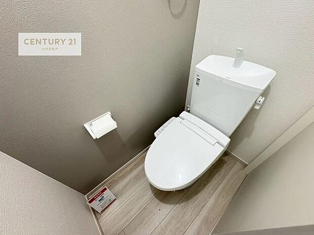 1・2階にトイレがございます！朝の忙しい時間帯も待たずにすみそうですね。白を基調とした清潔感のあるトイレでお手入れがしやすいです！