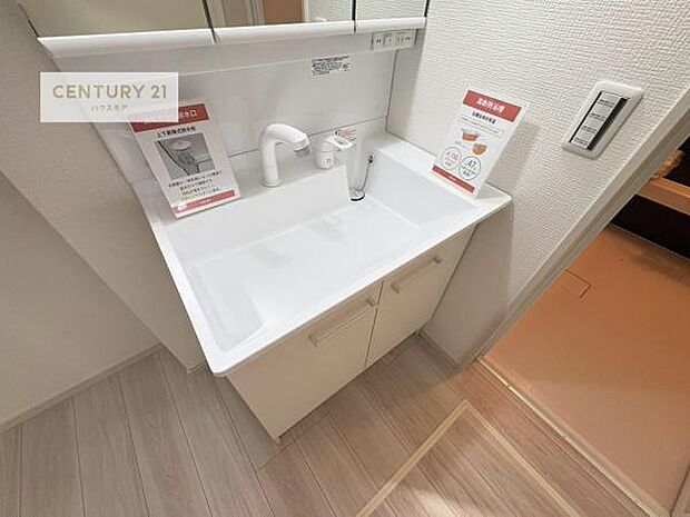深い洗面台ボウルは、水が跳ねにくいのでお手入れが楽々！清潔感が保てます！キレイな洗面所で自分磨きのモチベーションが上がりますね！