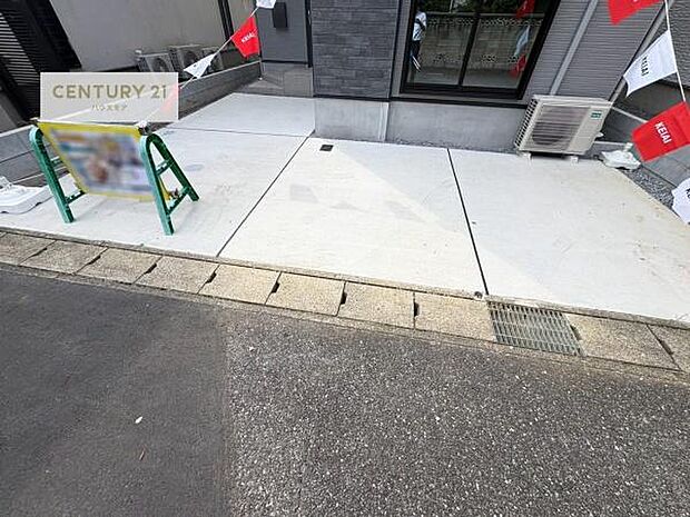 駐車スペースは2台分あります！セカンドカーはもちろん、バイクや自転車なども置き場所に困りません。
