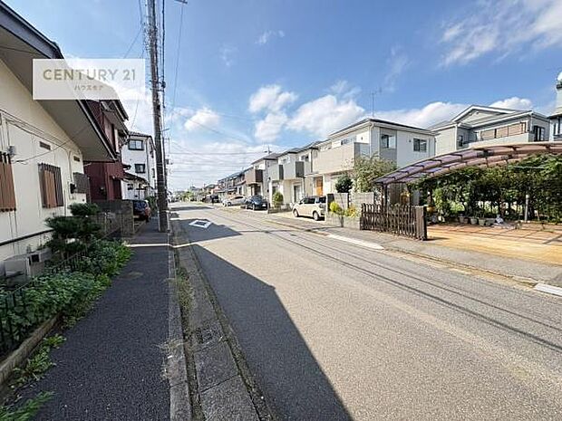 前面道路は9m!陽当り良好な立地です。車庫入れが苦手な方も安心ですね。