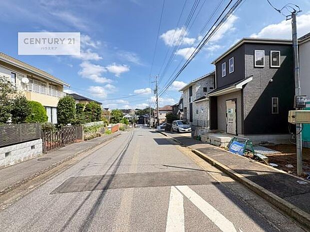 前面道路は9m!陽当り良好な立地です。車庫入れが苦手な方も安心ですね。