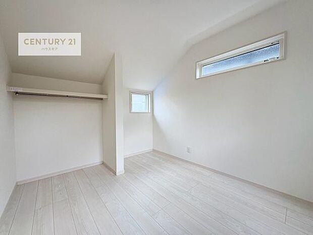 掃き出し窓がないお部屋は、お子様のお部屋としても安心です!収納スペースも充実しているので散らかったお部屋をサッと片付けられます!