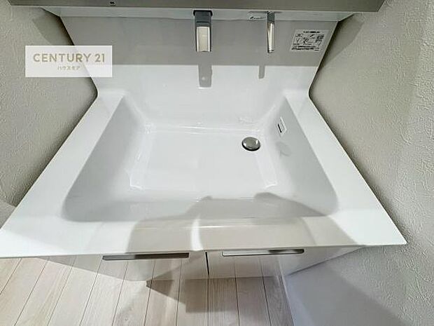 深い洗面台ボウルは、水が跳ねにくいのでお手入れが楽々!清潔感が保てます!キレイな洗面所で自分磨きのモチベーションが上がりますね!