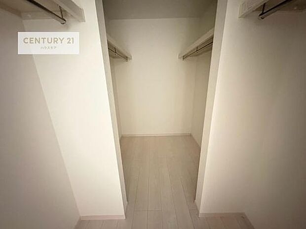 ファミリークローゼットを備えた住まいは、収納力と快適さを兼ね備えた贅沢な空間設計。衣類やバッグ、季節物までひとまとめにでき、日々の整理整頓がぐっとスマートに!