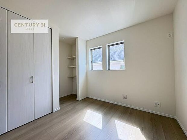 掃き出し窓がないお部屋は、お子様のお部屋としても安心です!収納スペースも充実しているので散らかったお部屋をサッと片付けられます!