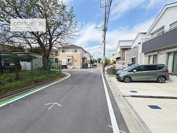 前面道路6m!陽当り良好な立地です。車庫入れが苦手な方も安心ですね。