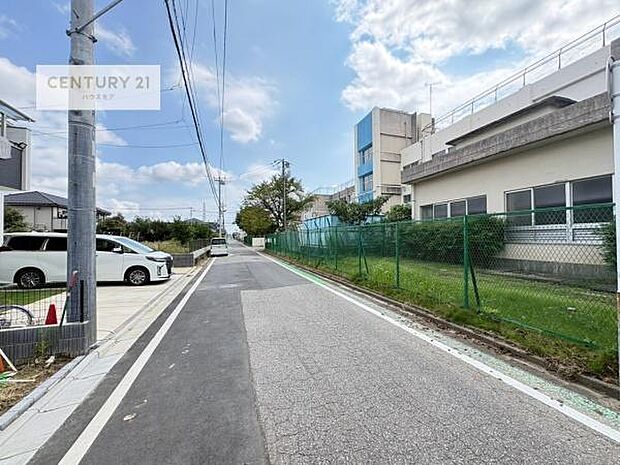 前面道路6m!陽当り良好な立地です。車庫入れが苦手な方も安心ですね。