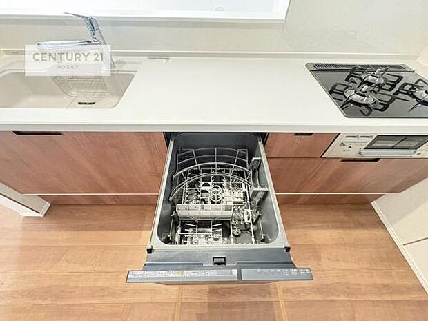 食洗機付きのキッチンです!忙しい時や手荒れ防止として大変活躍する便利な仕様!ビルトインなのでキッチンの場所を取らず調理スペースを広く使うことが出来ます!