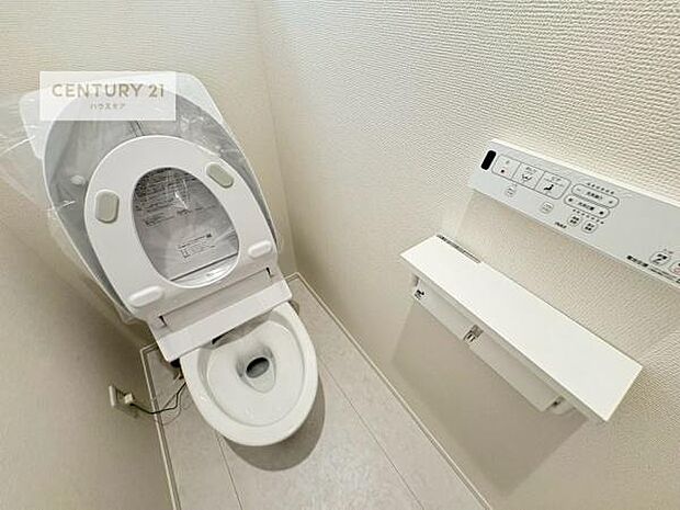 1・2階にトイレがございます!朝の忙しい時間帯も待たずにすみそうですね。白を基調とした清潔感のあるトイレでお手入れがしやすいです!