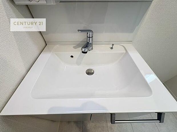 深い洗面台ボウルは、水が跳ねにくいのでお手入れが楽々!清潔感が保てます!キレイな洗面所で自分磨きのモチベーションが上がりますね!