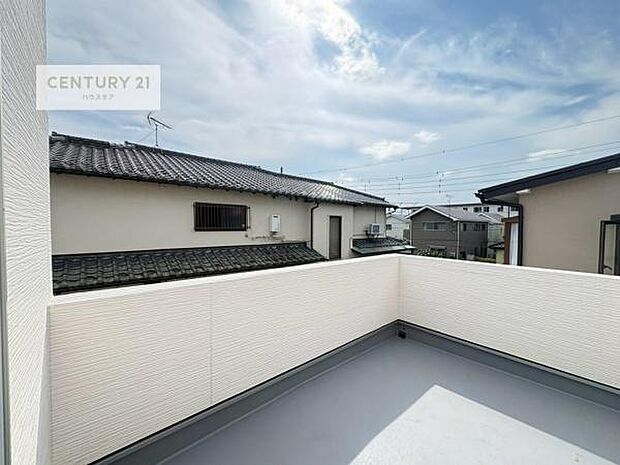 晴れた日には青い空を見渡せる開放的な時間を楽しめます。気持ちの良い風が通り抜けます!