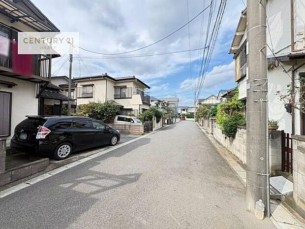 前面道路は5.71m!陽当り良好な立地です。車庫入れが苦手な方も安心ですね。
