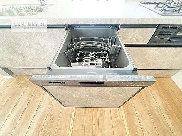食洗機付きのキッチンです！忙しい時や手荒れ防止として大変活躍する便利な仕様！ビルトインなのでキッチンの場所を取らず調理スペースを広く使うことが出来ます！