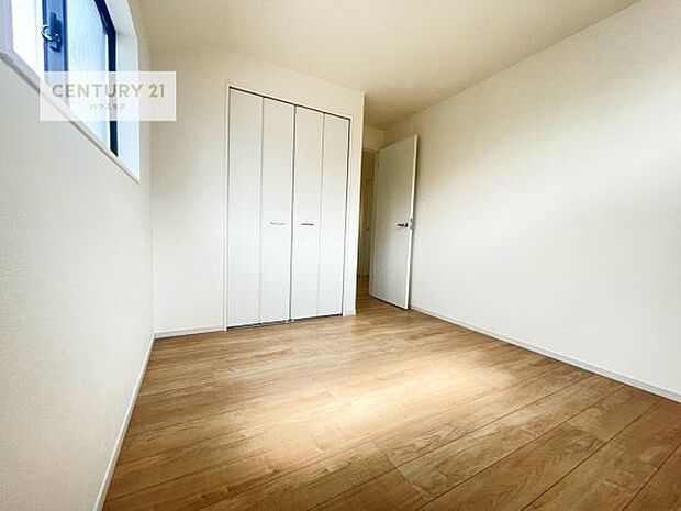 掃き出し窓がないお部屋は、お子様のお部屋としても安心です！収納スペースも充実しているので散らかったお部屋をサッと片付けられます！