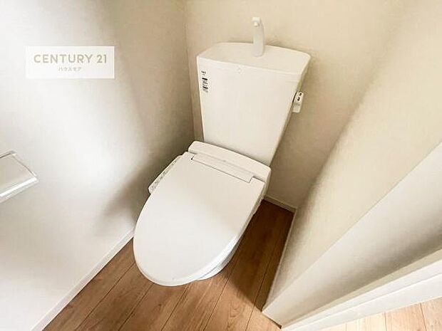 1・2階にトイレがございます！朝の忙しい時間帯も待たずにすみそうですね。白を基調とした清潔感のあるトイレでお手入れがしやすいです！
