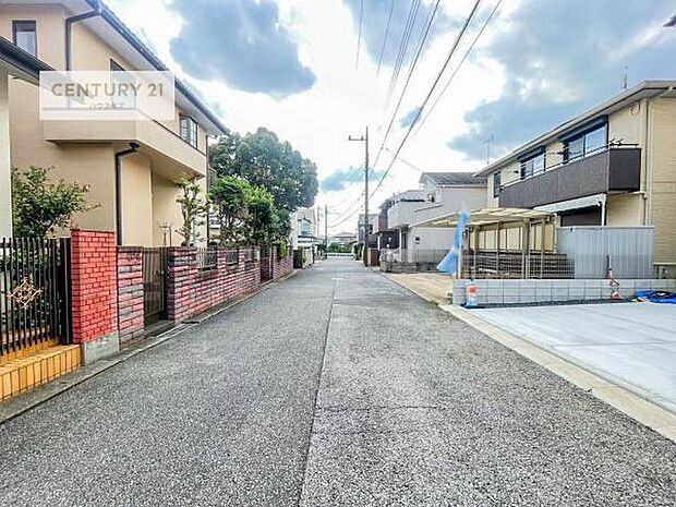 前面道路6ｍ！陽当り良好な立地です。車庫入れが苦手な方も安心ですね。