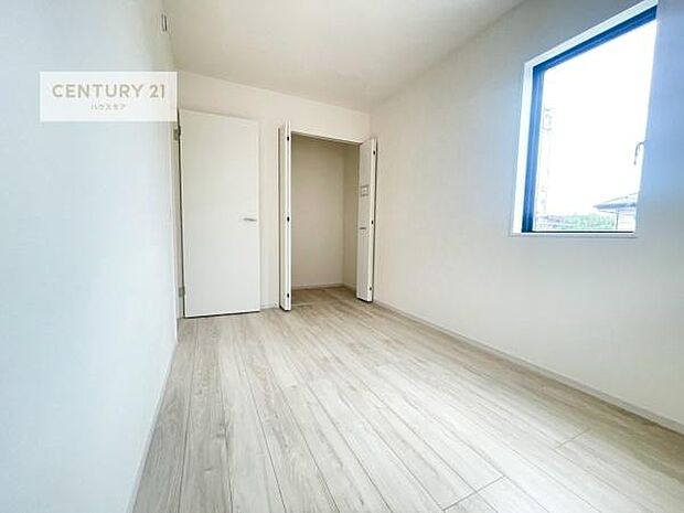 掃き出し窓がないお部屋は、お子様のお部屋としても安心です！収納スペースも充実しているので散らかったお部屋をサッと片付けられます！