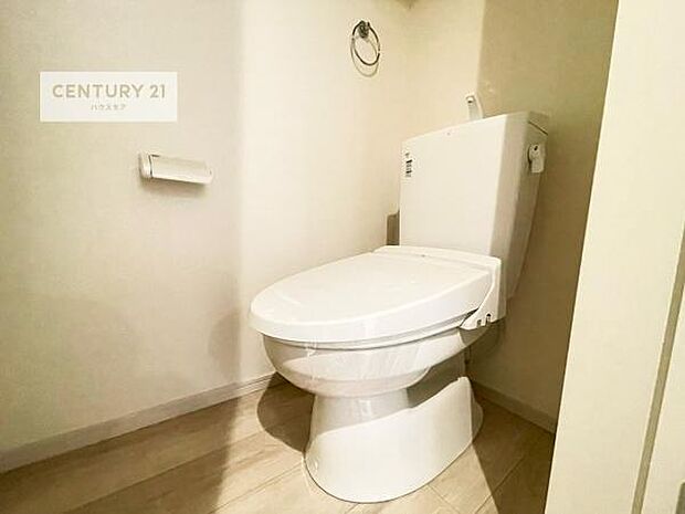 1・2階にトイレがございます！朝の忙しい時間帯も待たずにすみそうですね。白を基調とした清潔感のあるトイレでお手入れがしやすいです！