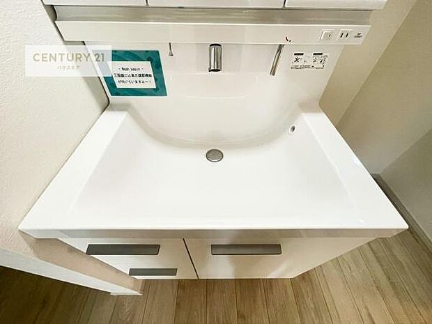 深い洗面台ボウルは、水が跳ねにくいのでお手入れが楽々！清潔感が保てます！キレイな洗面所で自分磨きのモチベーションが上がりますね！