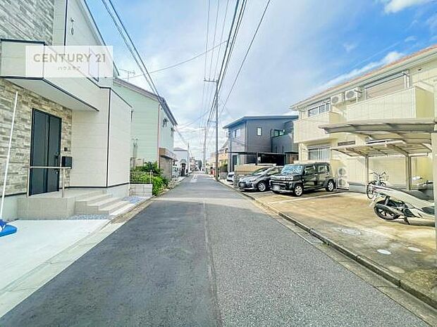 前面道路は4.82m!陽当り良好な立地です。車庫入れが苦手な方も安心ですね。