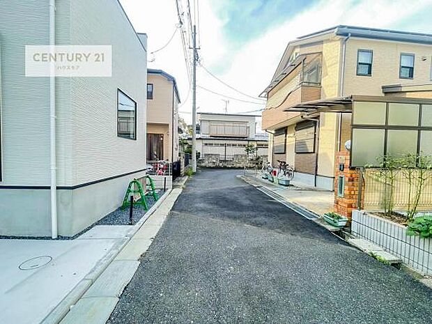 前面道路4ｍ。陽当り良好な立地です。車庫入れが苦手な方も安心ですね。