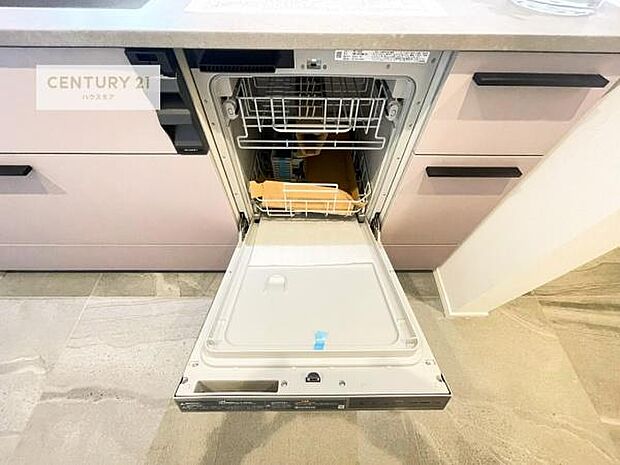 食洗機付きのキッチンです！忙しい時や手荒れ防止として大変活躍する便利な仕様！ビルトインなのでキッチンの場所を取らず調理スペースを広く使うことが出来ます！