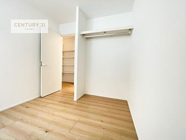 掃き出し窓がないお部屋は、お子様のお部屋としても安心です！収納スペースも充実しているので散らかったお部屋をサッと片付けられます！