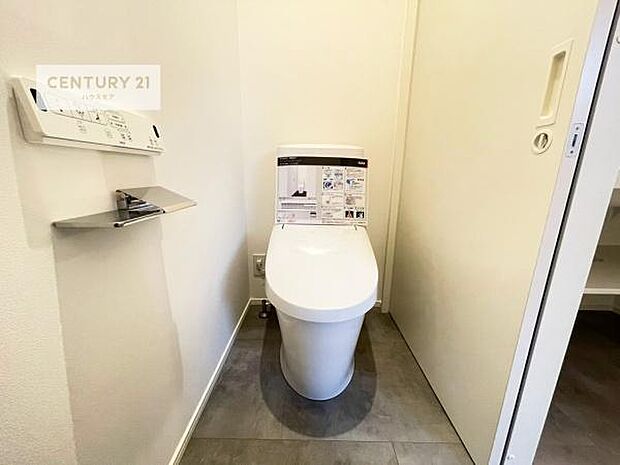 温水洗浄便座につき、冬場は便座が暖かくできるので冷たい便座に座らずに済む嬉しい仕様です！