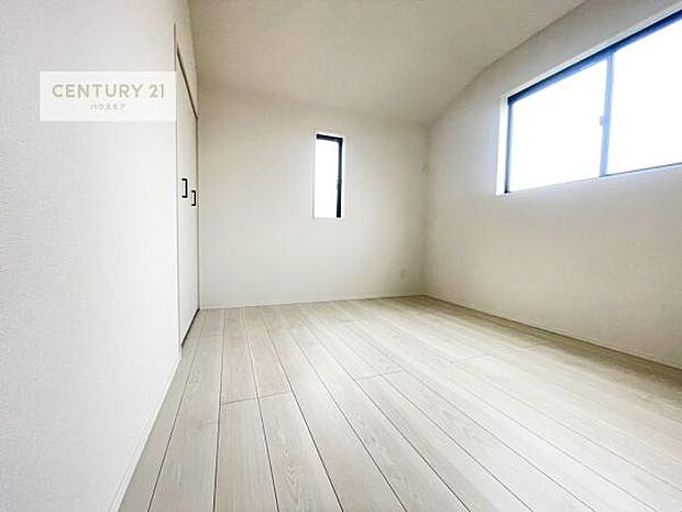 2面採光を確保した明るい室内は、風通しも良く大変居心地の良い空間となっております。リラックスして過ごせる心地の良いお部屋です!