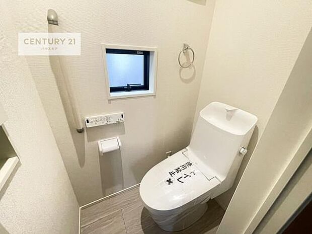 1・2階にトイレがございます!朝の忙しい時間帯も待たずにすみそうですね。白を基調とした清潔感のあるトイレでお手入れがしやすいです!