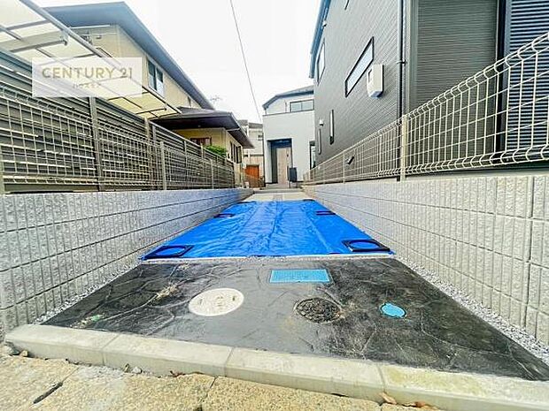 駐車スペースは2台分あります!セカンドカーはもちろん、バイクや自転車なども置き場所に困りません。
