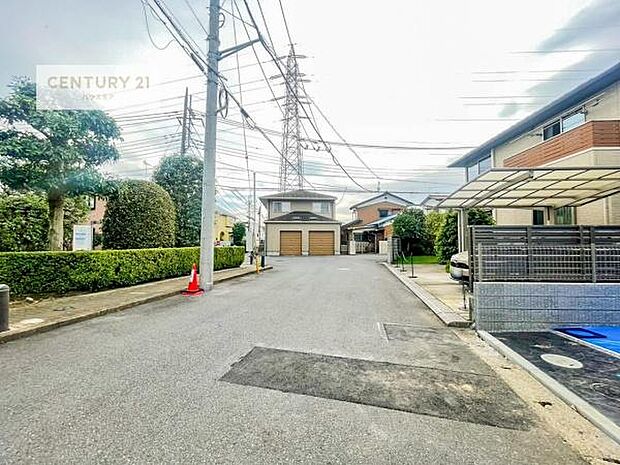 前面道路は6m!陽当り良好な立地です。車庫入れが苦手な方も安心ですね。