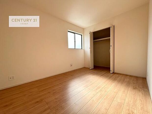 掃き出し窓がないお部屋は、お子様のお部屋としても安心です！収納スペースも充実しているので散らかったお部屋をサッと片付けられます！