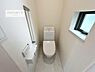 トイレ：1・2階にトイレがございます！朝の忙しい時間帯も待たずにすみそうですね。白を基調とした清潔感のあるトイレでお手入れがしやすいです！