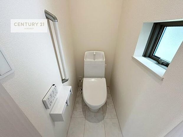 1・2階にトイレがございます！朝の忙しい時間帯も待たずにすみそうですね。白を基調とした清潔感のあるトイレでお手入れがしやすいです！
