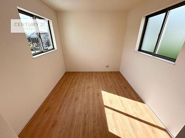 2面採光を確保した明るい室内は、風通しも良く大変居心地の良い空間となっております。リラックスして過ごせる心地の良いお部屋です！