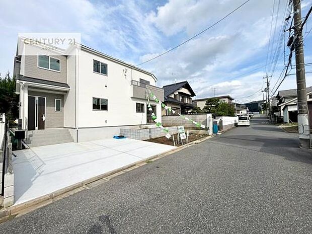 前面道路6ｍ！陽当り良好な立地です。車庫入れが苦手な方も安心ですね。