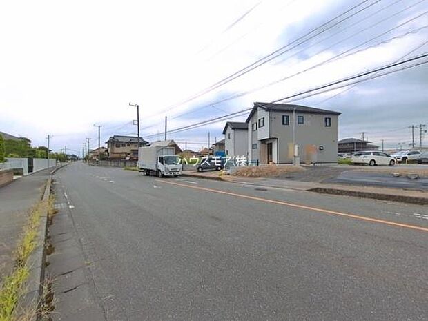 前面道路は15m!陽当り良好な立地です。車庫入れが苦手な方も安心ですね。