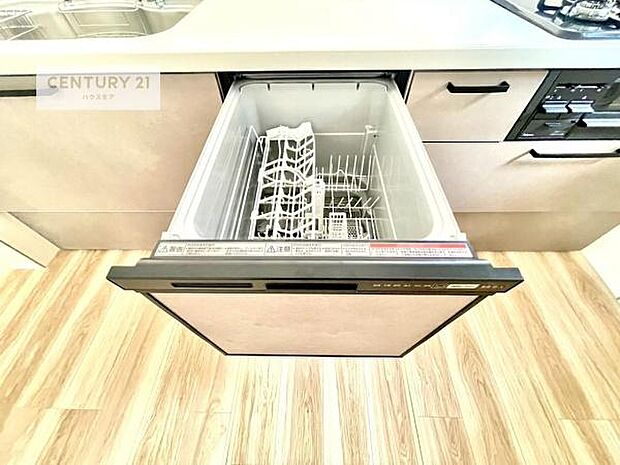 食洗機付きのキッチンです！忙しい時や手荒れ防止として大変活躍する便利な仕様です！ビルトインなのでキッチンの場所を取らず調理スペースを広く使うことが出来ます！