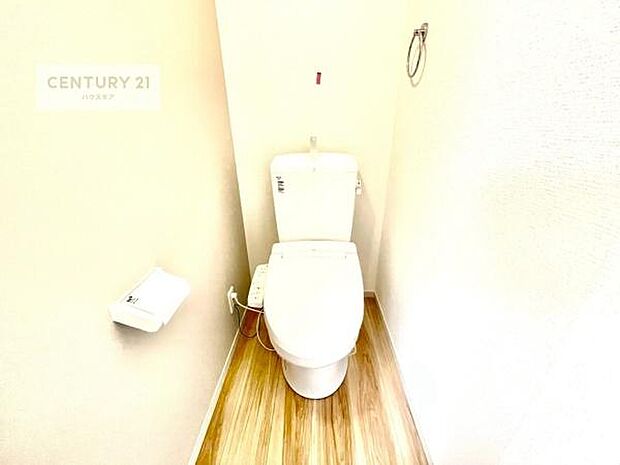 1・2階にトイレがございます！朝の忙しい時間帯も待たずにすみそうですね。白を基調とした清潔感のあるトイレでお手入れがしやすいです！