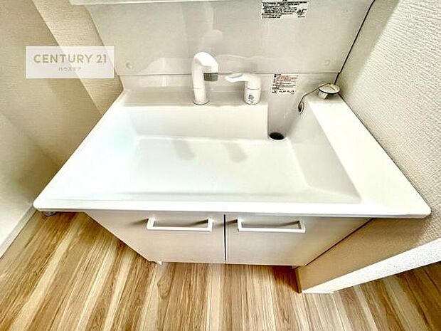 深い洗面台ボウルは、水が跳ねにくいのでお手入れが楽々！清潔感が保てます！キレイな洗面所で自分磨きのモチベーションが上がりますね！
